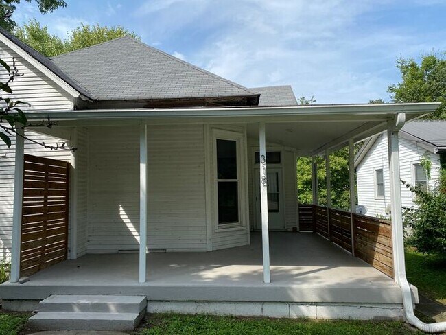 Building Photo - Amazing Updated One Bedroom in South Nashv...
