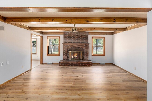 Building Photo - Charming 3 Bed 2.5 Bath Raised Ranch