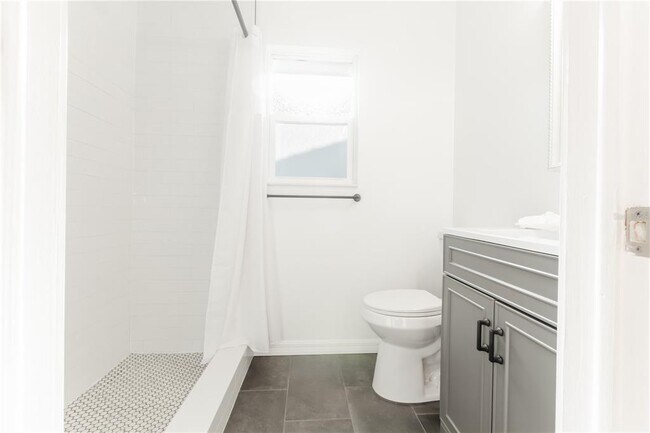Building Photo - 6520 Meadowbrook Ln