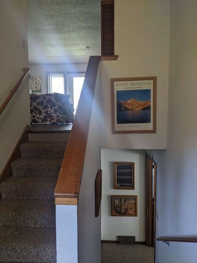 Building Photo - 3 Bedroom, 2 Bath Duplex in North Side Iowa City