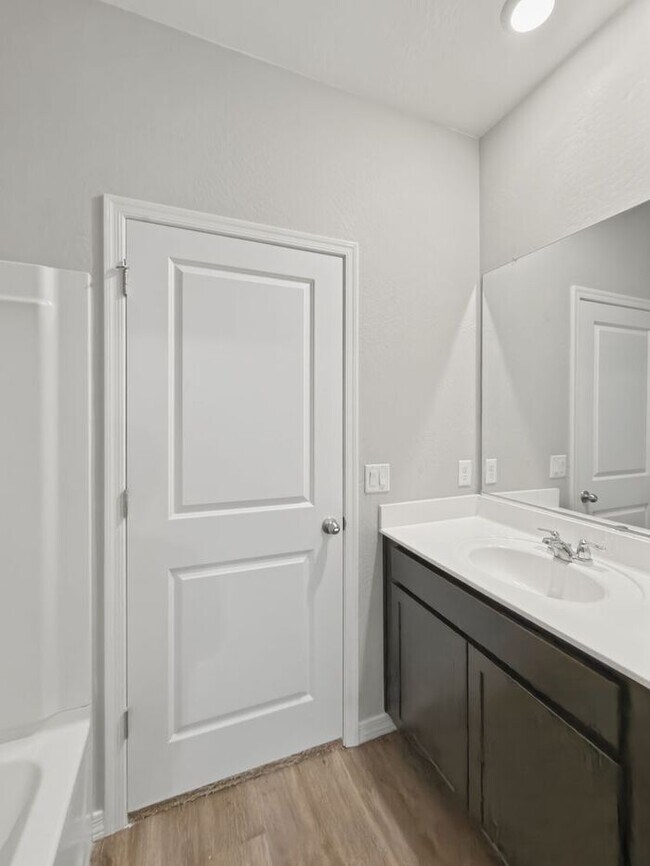 Building Photo - Spacious 4 Bedroom, 3 Bathroom home in Litchfield Park!