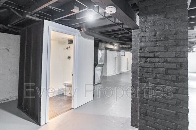 Building Photo - 1025 Yout St