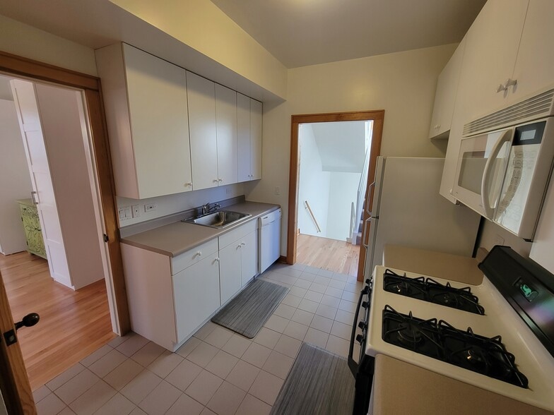 Kitchen - 2648 N Greenview Ave
