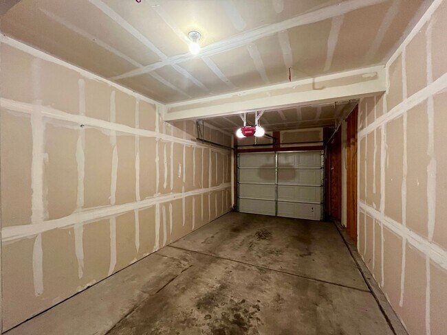 Building Photo - 3115 Swan Point Dr