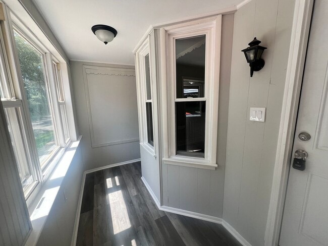 Building Photo - Beautiful, remodeled house nice close to everything