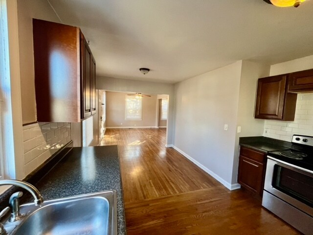 Building Photo - 2221 Sadler Ave