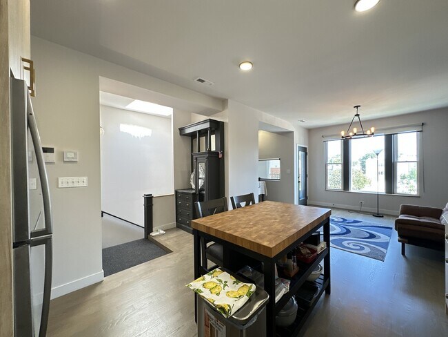 Building Photo - 908 N California Ave