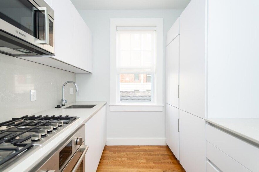 Building Photo - 15 Forest St