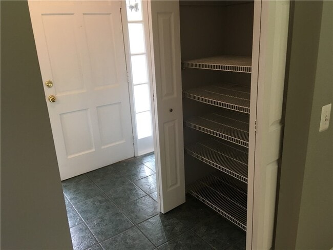 Building Photo - 4 Peachtree Ln