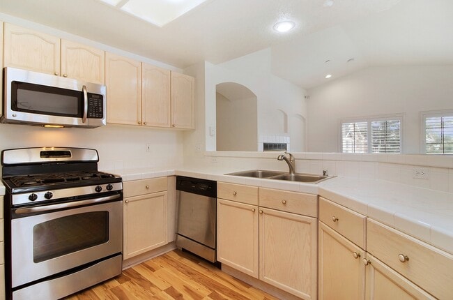 Building Photo - Spacious Townhome | Desirable Orange Location
