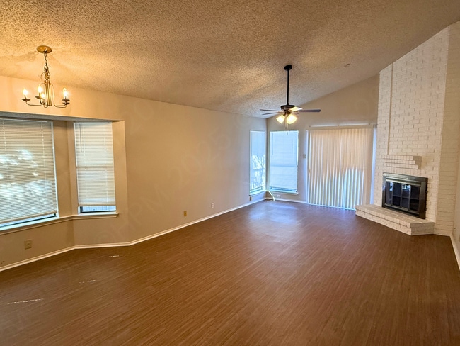 Building Photo - Move-In Special. ½ off the first full month's rent with a 12-month lease.