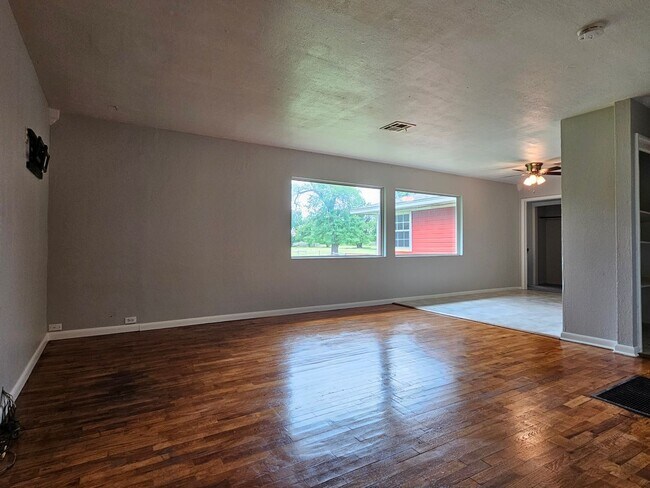 Building Photo - Welcome to this charming 3 bedroom, 1.5 ba...