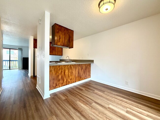 Building Photo - **NEW PHOTOS**TWO WEEKS FREE RENT** Updated Townhouse in the Heart of Garden Home~ New LVP Floori...