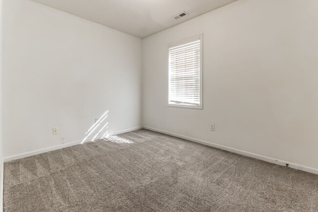 Building Photo - GREAT PRICE! Move-In Ready 3-Bedroom Home Near Camp Lejeune