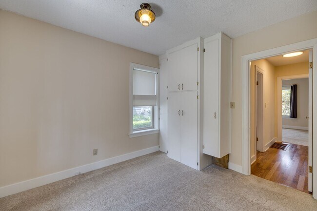 Building Photo - Adorable Wedgewood 4 Bedroom Available Now!