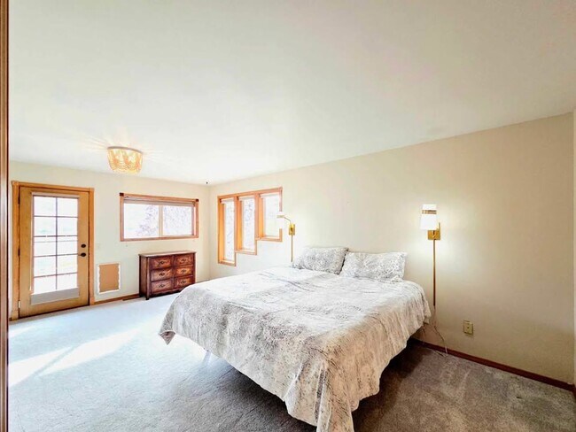 Building Photo - Gorgeous 4 Bed, 3 Bath Home w/ STUNNING RI...