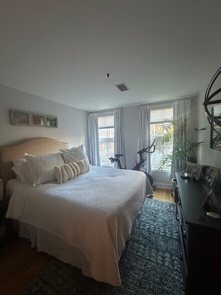 Building Photo - 812 Grand St