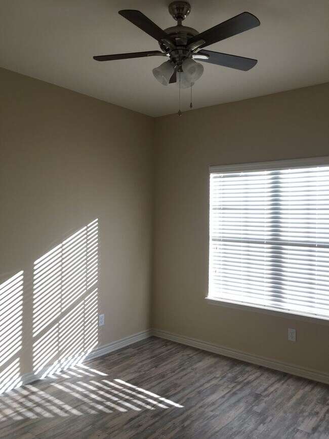 Building Photo - 115 Pinebrook Pl