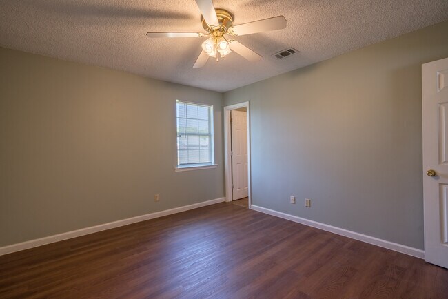 Building Photo - 1464 Flo Zechman Dr