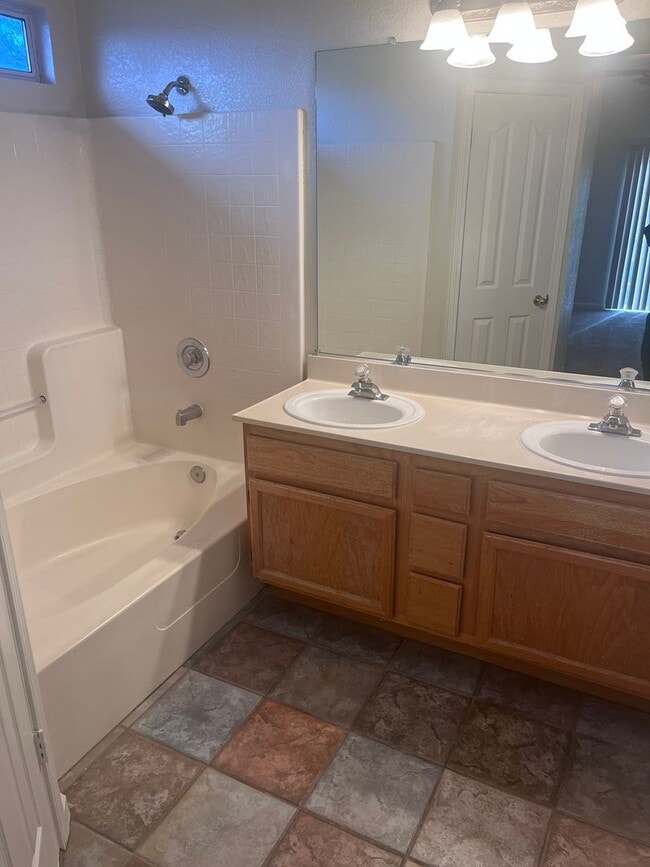 Building Photo - BEAUTIFUL UPDATED HOME IN WEST ROSEVILLE!!