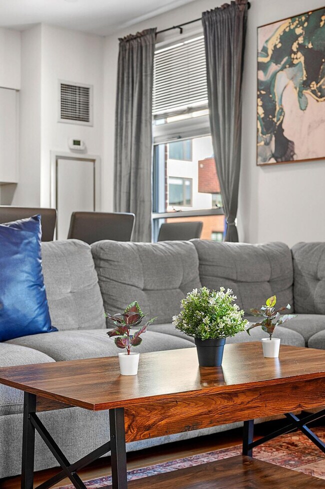 Building Photo - 601 Albany St