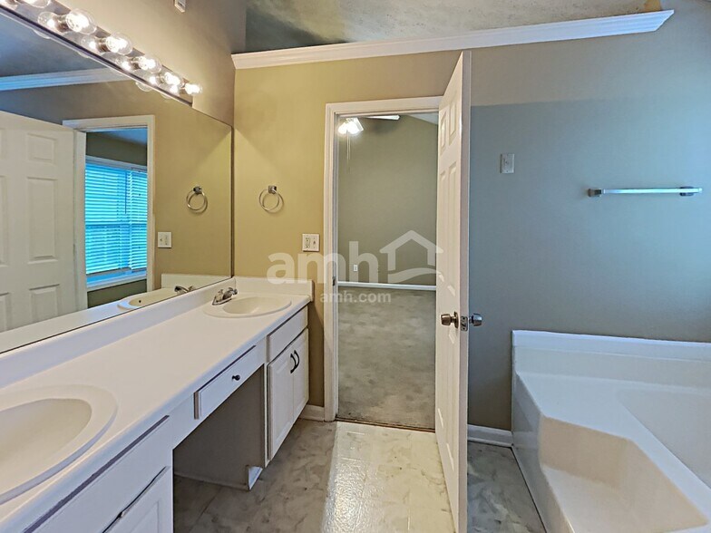 Building Photo - 1545 Maple Pointe Ct