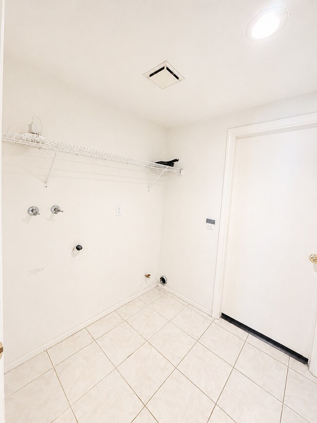 Building Photo - 1281 Osprey St