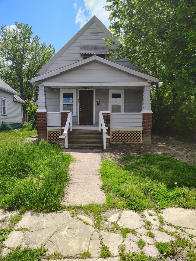 Primary Photo - Section 8 Accepted! Spacious 2br home
