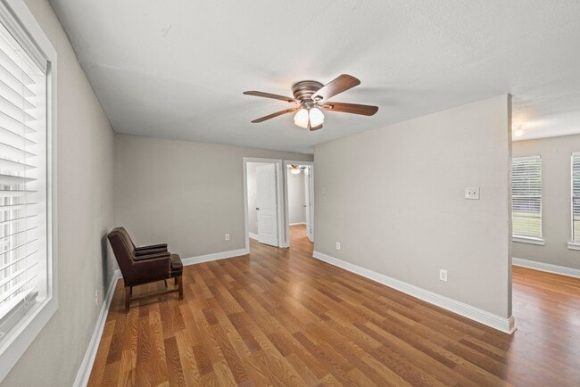 Building Photo - 303 Linwood St