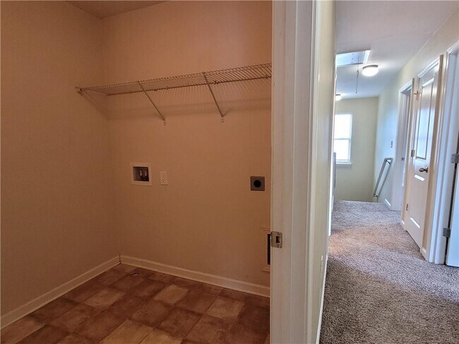 Building Photo - 6010 Stonebrook Ln