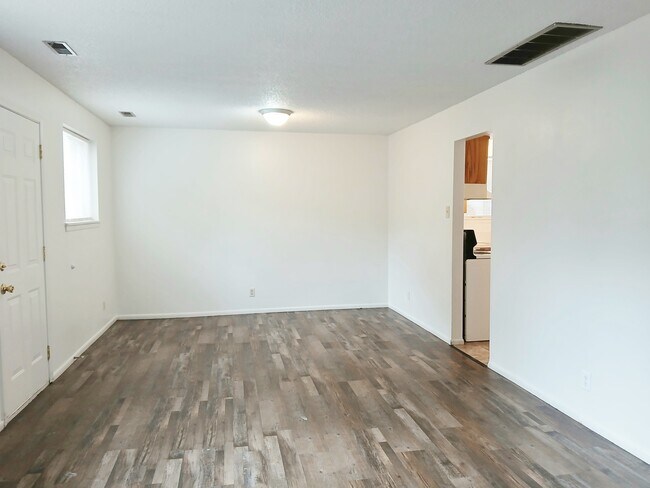 Dining area - 212 Juniper St N