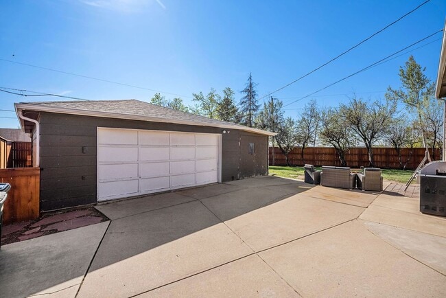 Building Photo - Spacious Home and a Hobbyist Dream w/Large...