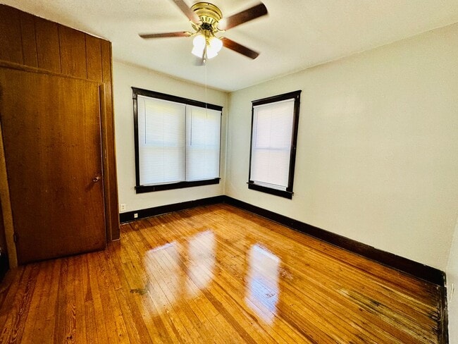 Building Photo - Adorable 2 bedroom home with two living ar...