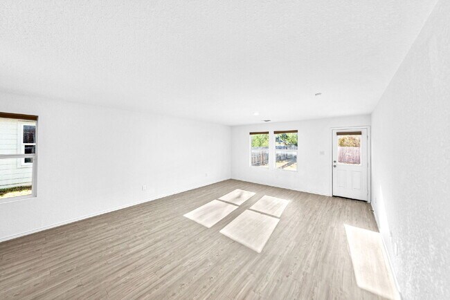 Building Photo - Charming 3-Bedroom Haven with 2 Full Baths