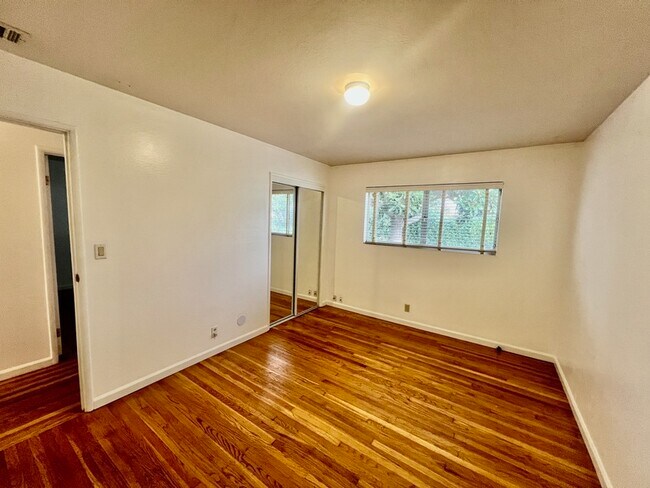 Building Photo - 280 Markham Ave