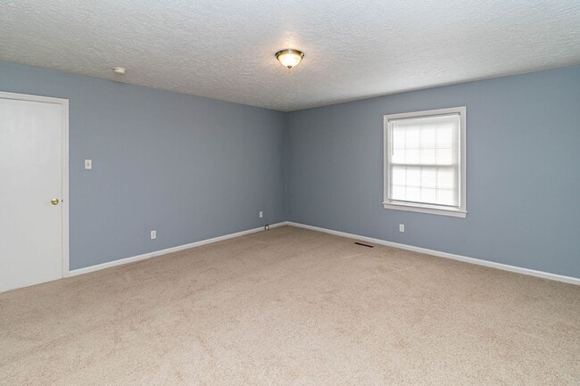 Building Photo - SPACIOUS Brick Home ~ Great location close...