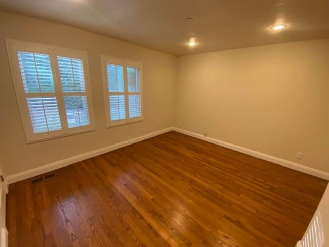 Building Photo - 1122 Miles Ave