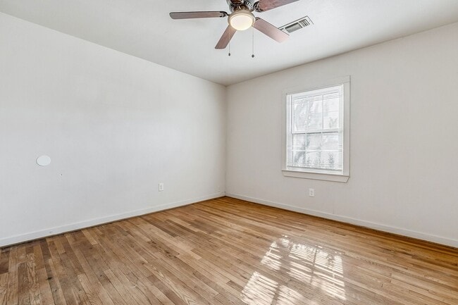 Building Photo - 3 bed 2 bath now available in the heart of Lubbock