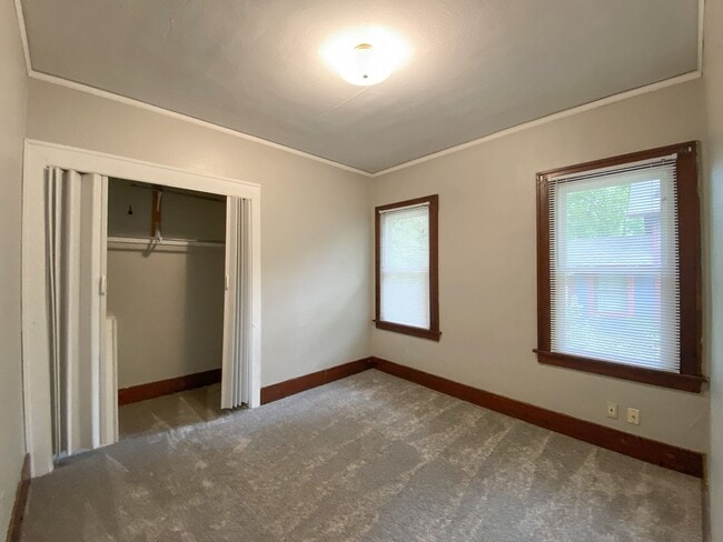 Building Photo - 4 Bedroom House Near Campus