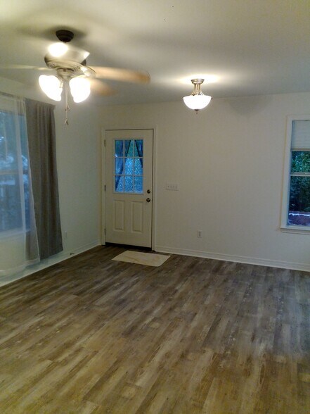 Building Photo - 202 Mason Ave