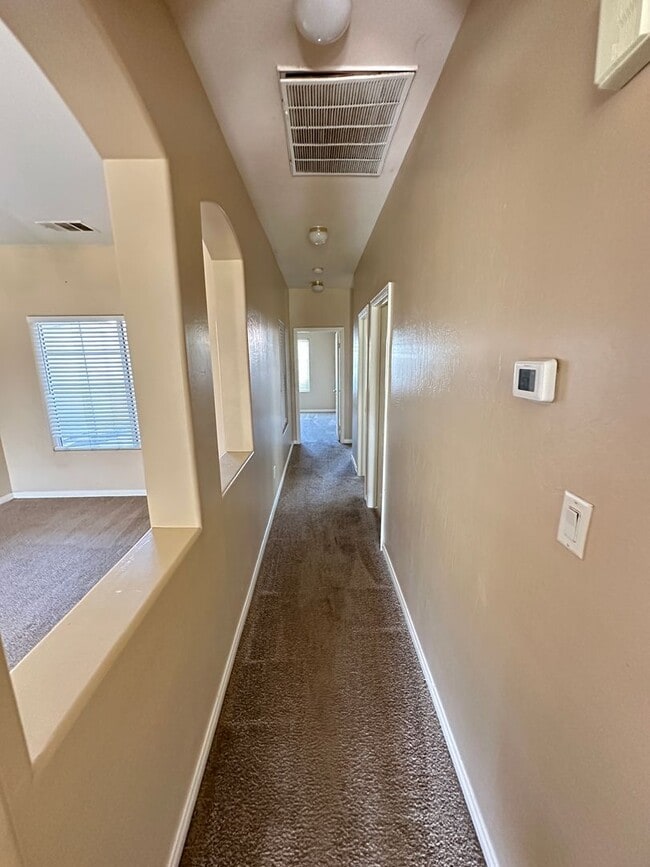 Building Photo - Spacious and inviting 4-bedroom, 2-bathroom home in a desirable Bakersfield neighborhood!