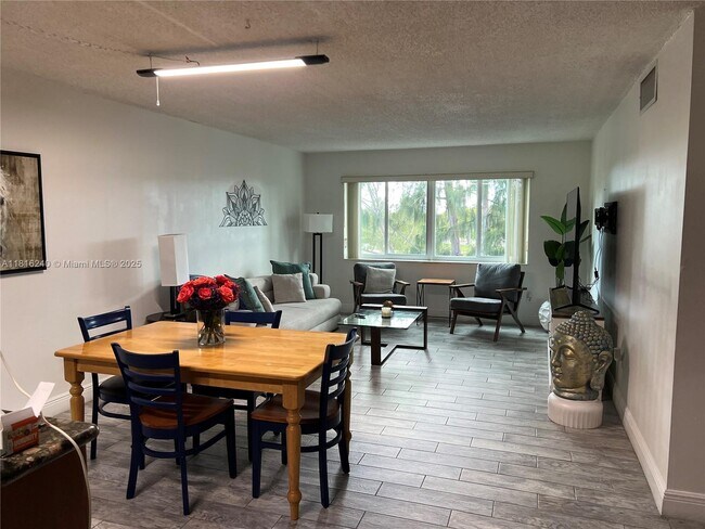 Building Photo - 14850 Naranja Lakes Blvd