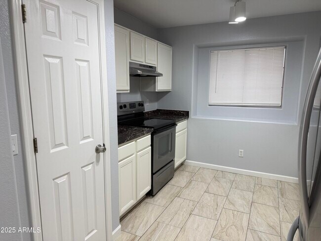 Building Photo - 4019 W Fallen Leaf Ln
