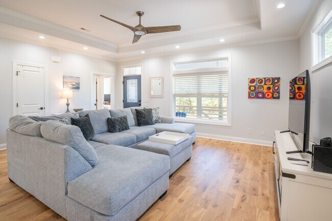 Building Photo - PREMIERE FURNISHED OFF-SEASON SHORT TERM RENTAL!