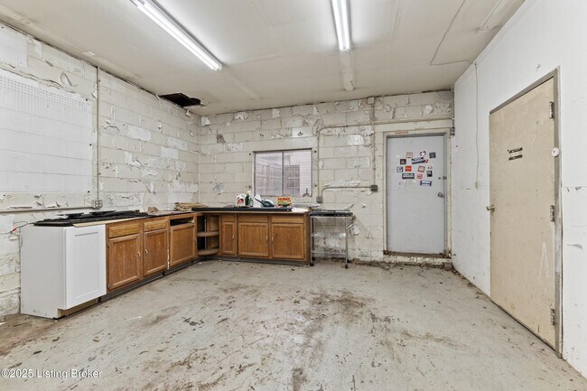 Building Photo - 1112 E Burnett Ave