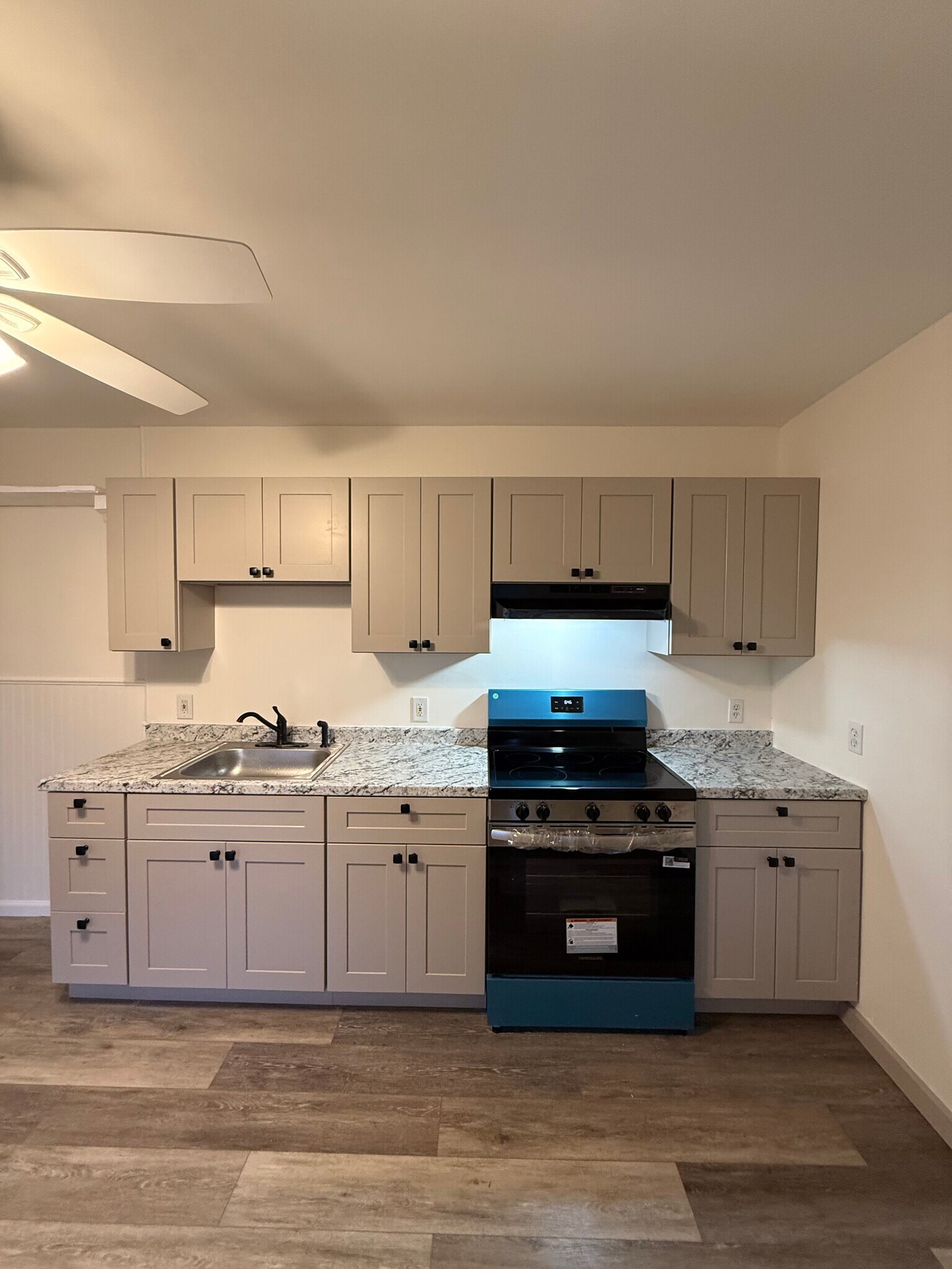 Building Photo - 1005 Railroad St