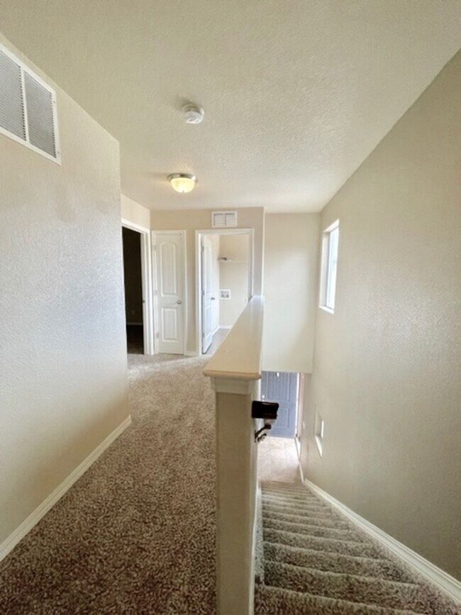Building Photo - 2 Story Home with 3 Bed, 2.5 Bath, 2 Car G...