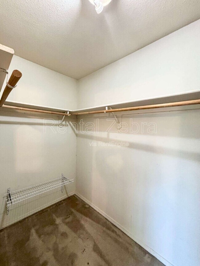 Building Photo - 736 Redwing Dr