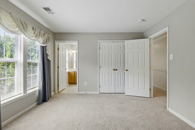Building Photo - 2513 Holly Springs Ct