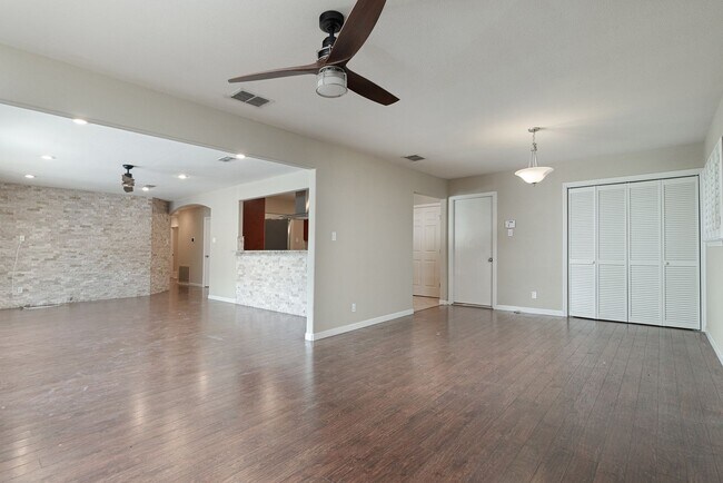 Building Photo - Wonderful Home with Swimming Pool!